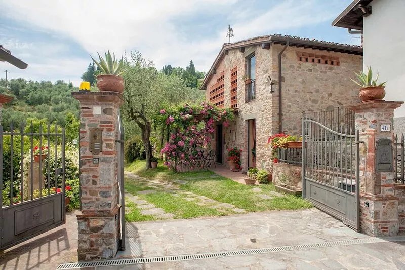 Romantic farmhouse villa in Lucca to sleep 5 guests with private pool and wi-fi