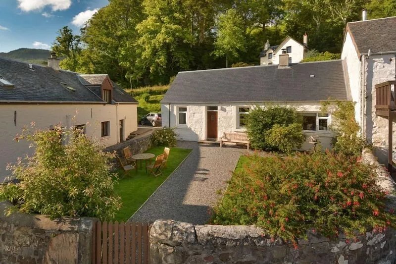 Coachmans Cottage -  a delightful mews cottage with enclosed garden
