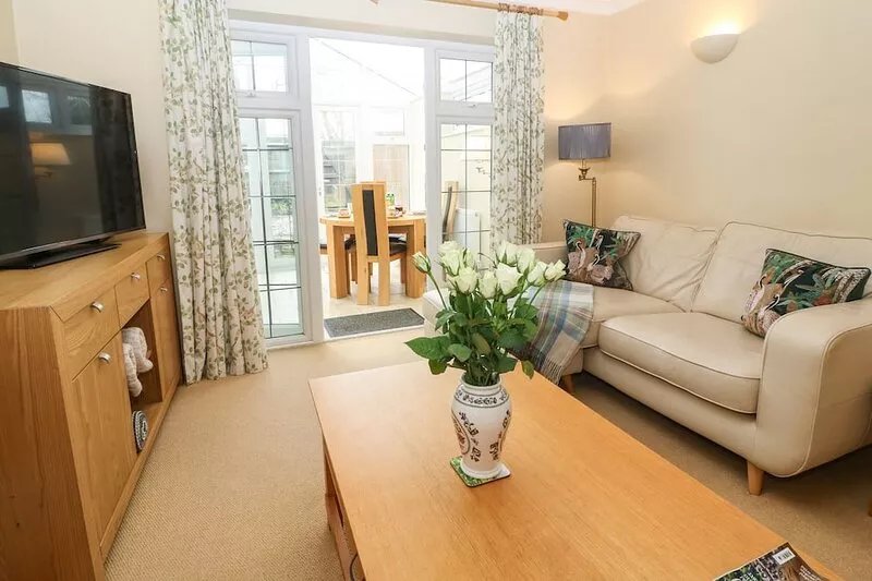 MAPLE COTTAGE, pet friendly, with a garden in Broadway