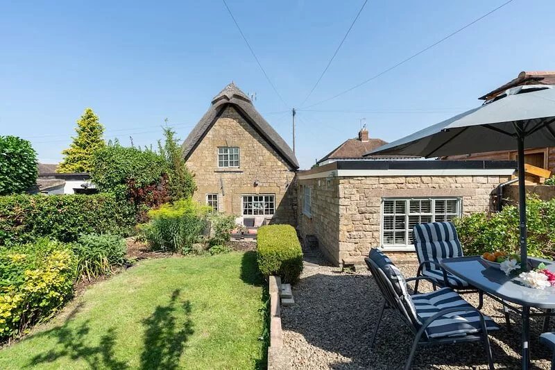 18th century thatched Cotswold holiday cottage in Broadway - Orchard Cottage