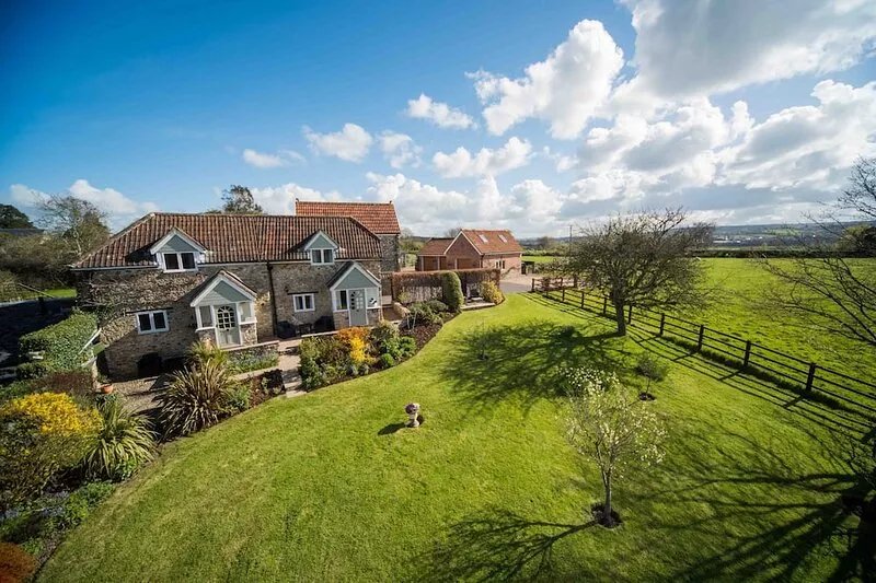 Stunning countryside views, close to the Jurassic Coast. Dog friendly
