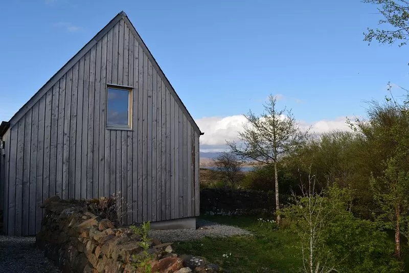 Diubaig House - tranquil, spacious, panoramic loch views, secluded 3-acre garden