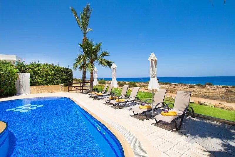 4 Bedroom Seafront Villa With Kidney Shape Pool