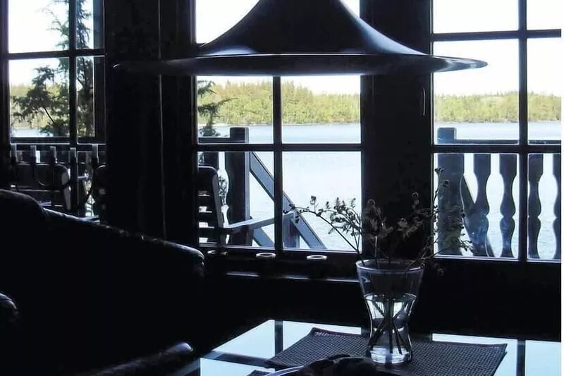 This holiday home right on the lake offers a wonderful setting for a nature