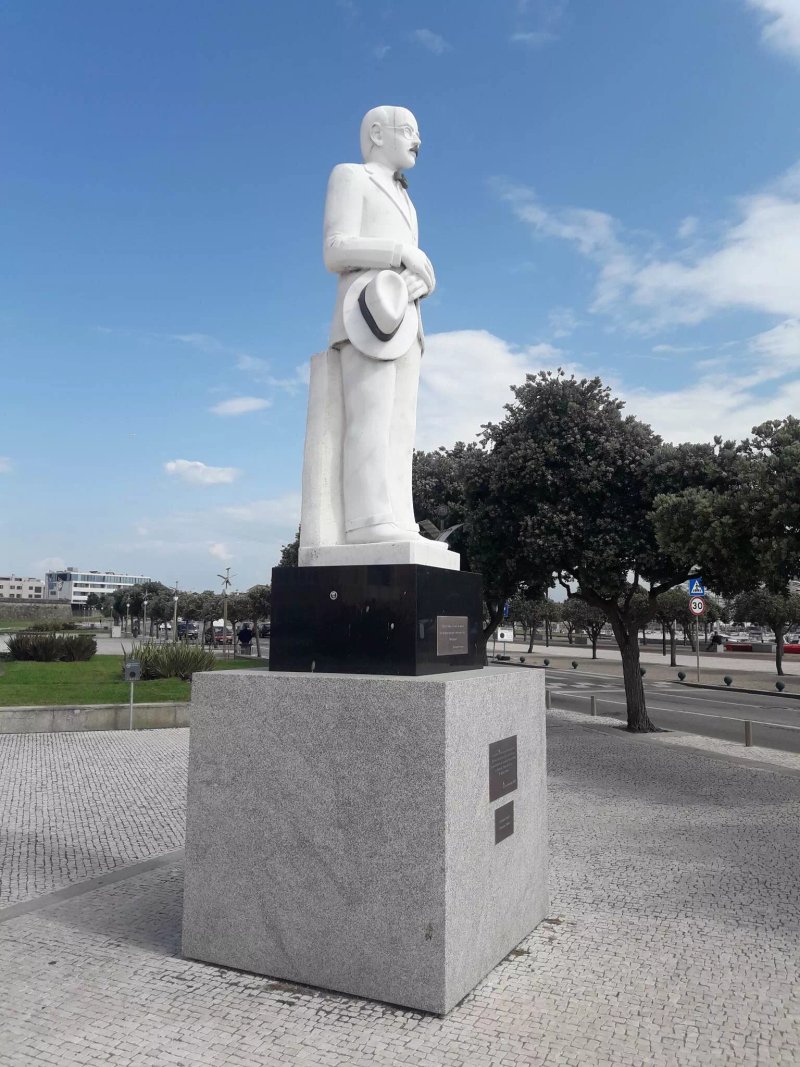 Estatua Fernando Pessoa
