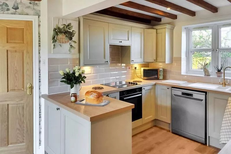 5 bedroom accommodation in Potter Brompton, Scarborough