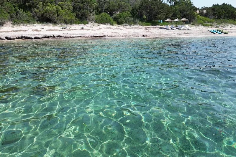 LES PIEDS DANS L'EAU Jacuzzi and beach for 2 to 8 people
