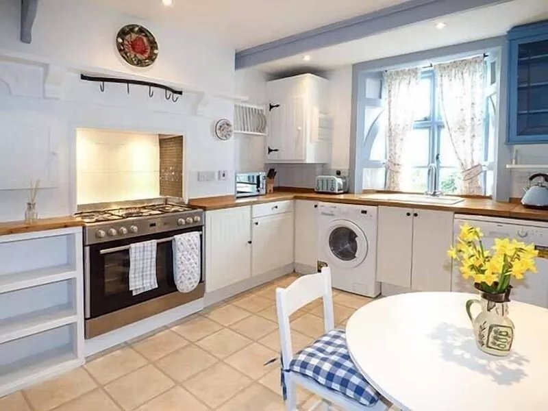 BLUE HARBOUR COTTAGE, pet friendly, with a garden in Torquay