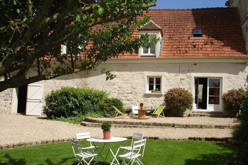 LA CLOSERIE DE L'OURCQ Spacious cottage with enclosed garden.