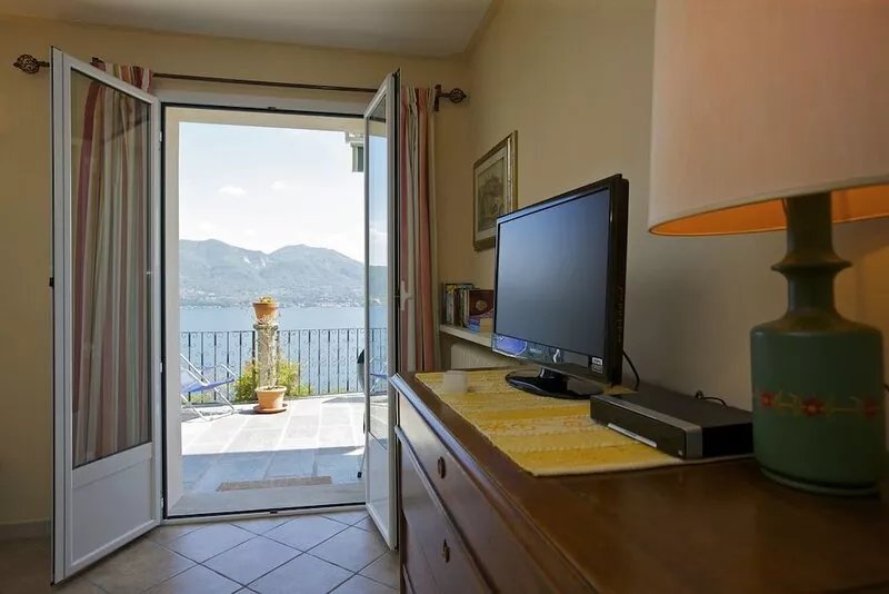 Cozy 2½-room apartment with terrace and fantastic view of the lake
