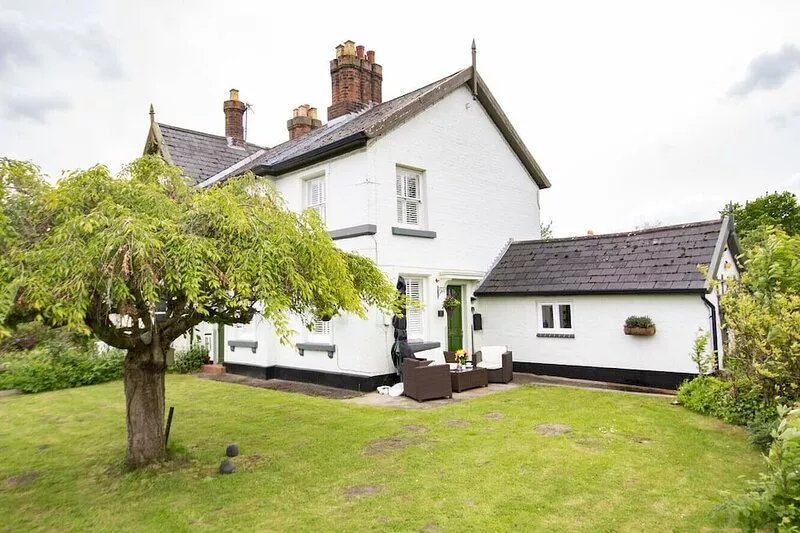 Diglis Lock Cottage on an island on the River Severn  in Worcester .