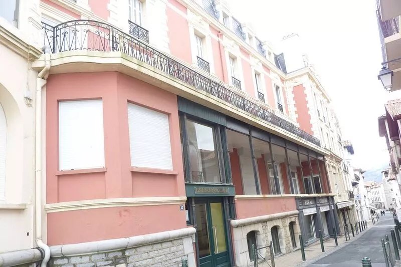 Apartment feet in water, historic center on foot