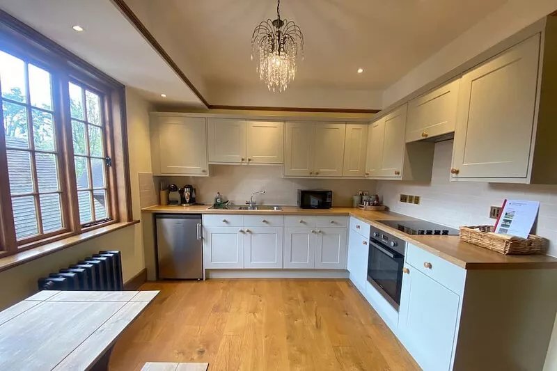 3 Bedroom Apartment Sleeps 6 in Large Country Manor House