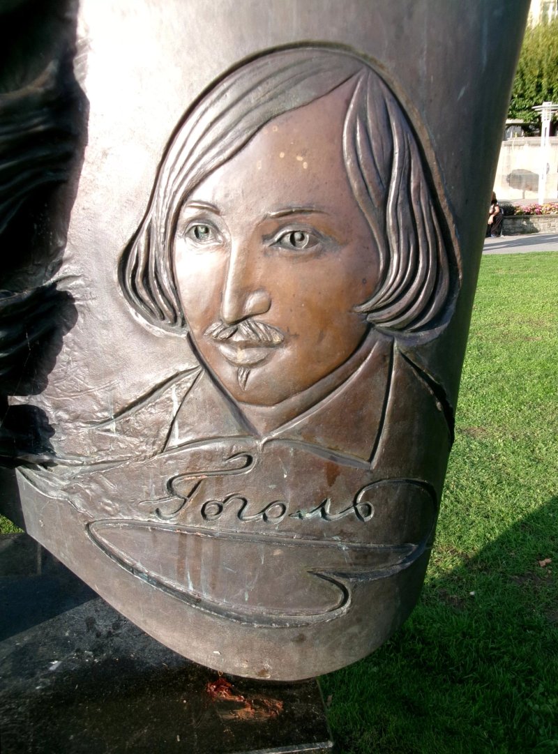 Gogol Statue