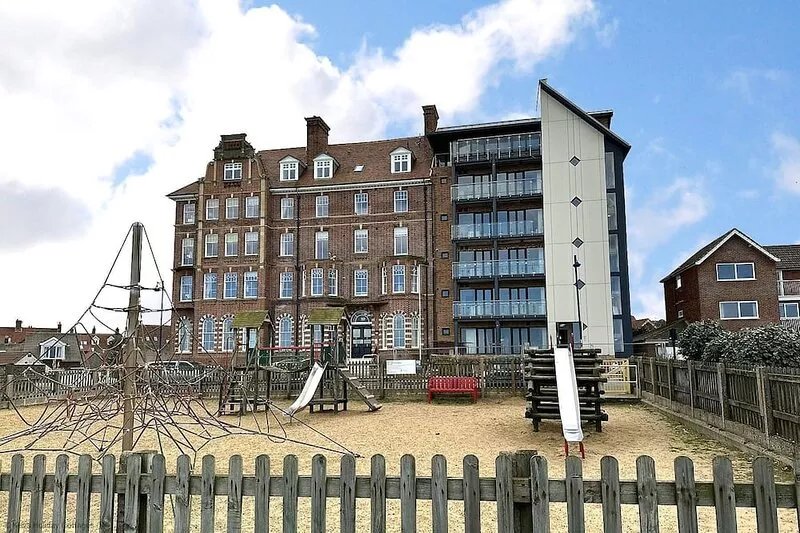 With its wonderful, far reaching sea views, this first floor apartment