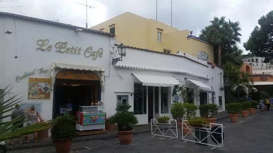 Le Petit Cafe Cocktail Bar