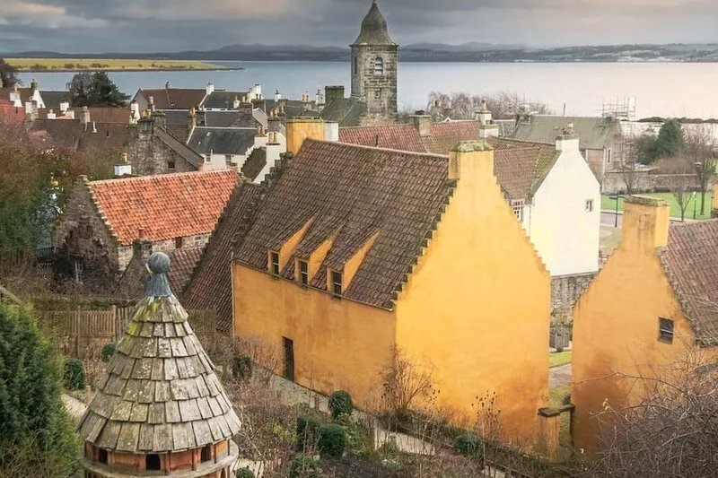 Holmlea Cottage, a sweet and charming getaway in a picturesque Fife village.