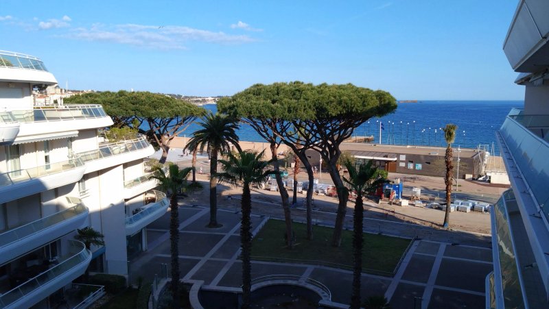 VERY NICE T2 IN LUXURY RESIDENCE FREJUS PLAGE
