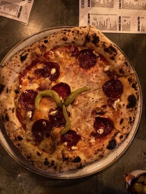 Pizzdarija pica i kafizza