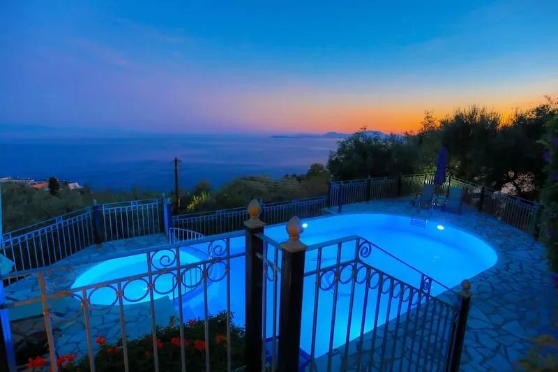 Old Stone House: large pool,  A/C, WiFi, sea views, traditional