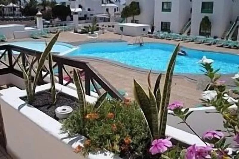 Apartment With Large Terrace And Lovely View  To The Pools And Sundeck.