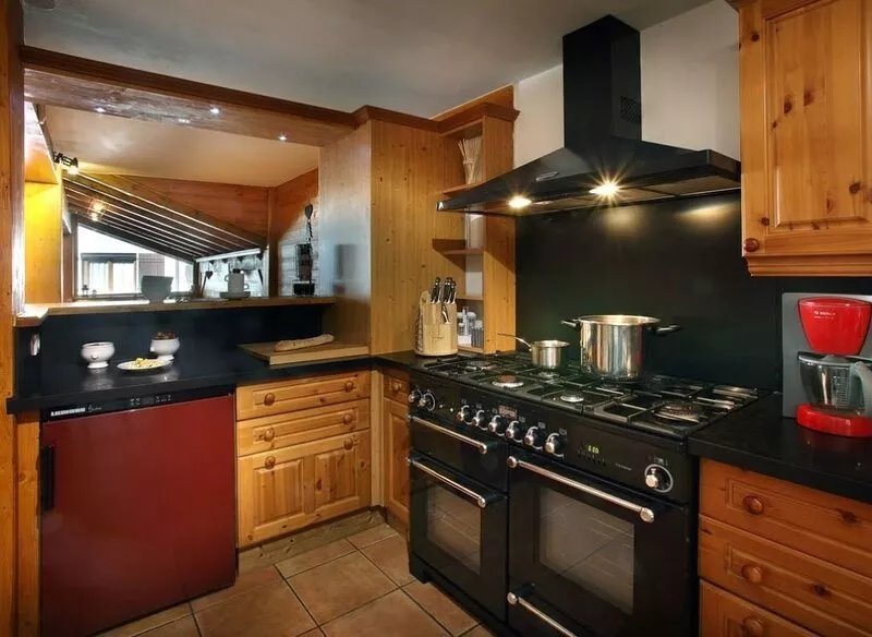 Wooden chalet with jacuzzi 300m from the ski slopes.