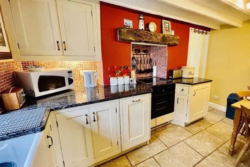 Heart of the village, amazing gardens, glorious views and brimming with