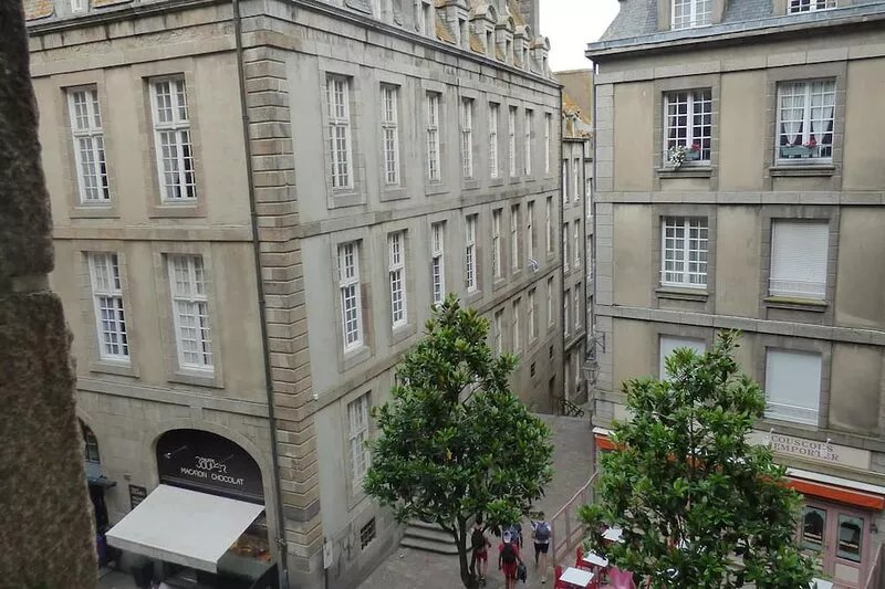 ELEGANT APARTMENT IN THE HEART OF THE INTRA-MUROS, SPACIOUS AND BRIGHT