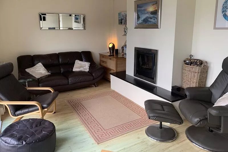 Holiday Cottage With Fabulous Views, Garden, Deck And Private Off Road Parking