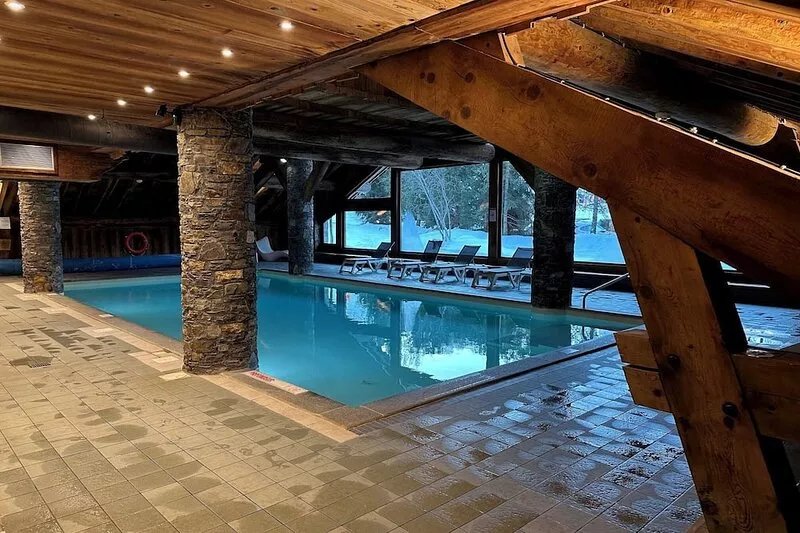 Ski-In/Out, 2 Bedrms, 2 Bathrms, Stunning View, Close T/Shops, Mountain Style
