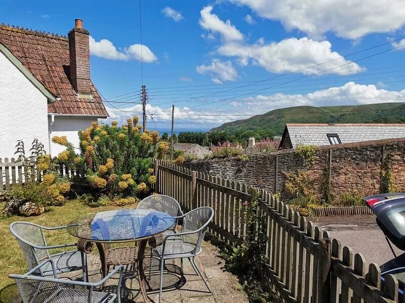 IDEAL EXMOOR LOCATION HOMELY 4 BED HOUSE, GARDEN, SEA VIEWS FAMILY/DOG