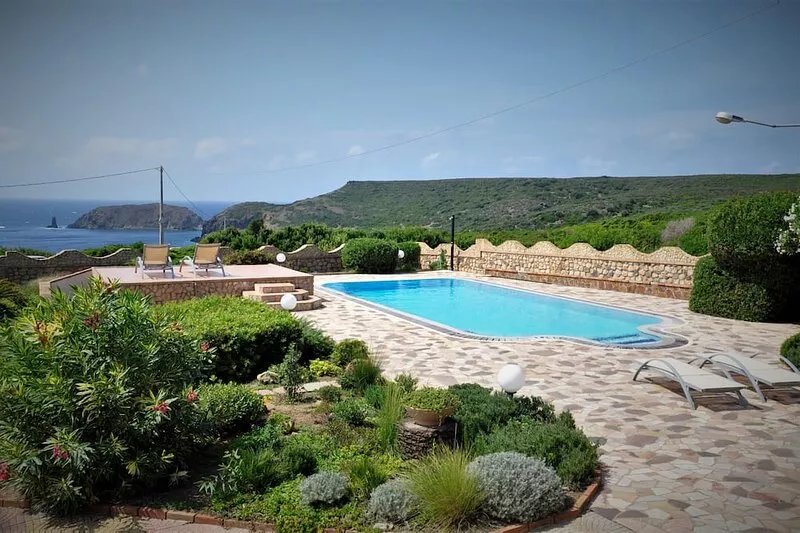 Panoramic villa with swimming pool, facing the sea