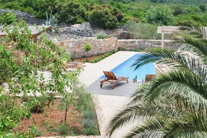 NEW renovated stone house-authentic spirit of Dalmatia+pool, 2 CARS incl!