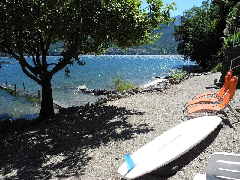 Renovated house on the lake in 2018, plot with direct beach access in Limonta,