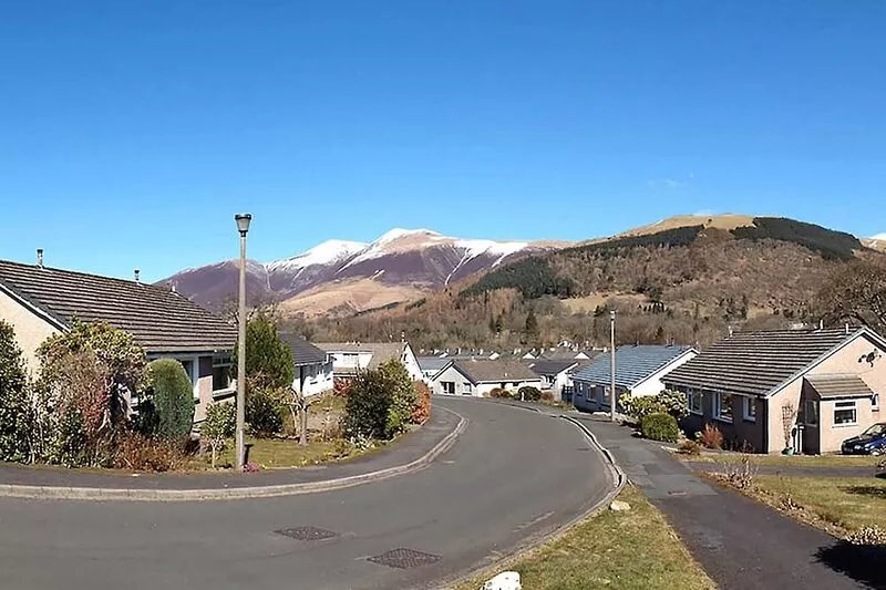 Quietly situated, 10 minutes walk from Keswick with superb views from open plan