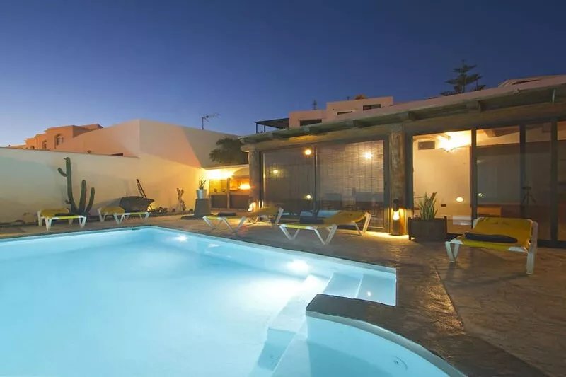 V PRINCESA, home with heated swimming pool, BBQ and free WIFI