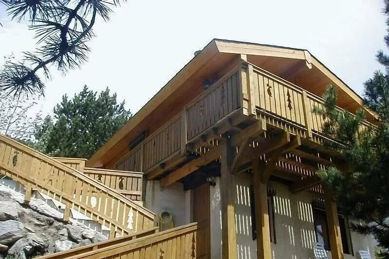 WOODEN CHALET RENTAL LARGE SHADY LOT www.*****************************