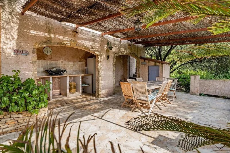 Villa with heated pool, close to beaches, Castellet circuit and Bandol vineyards