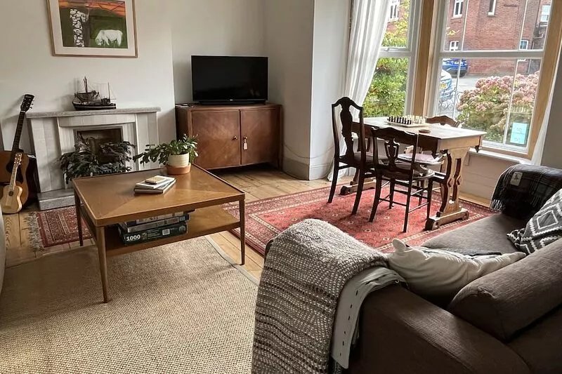 Spacious home, moments from beach/shops.  Private parking, garden. Pet