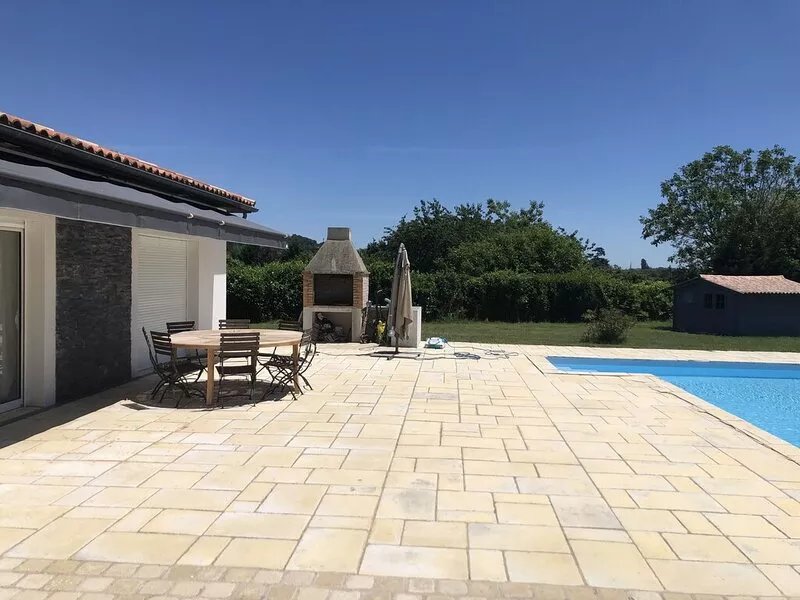 Modern 4 bed villa, air-con in living area, fabulous terrace/garden, large