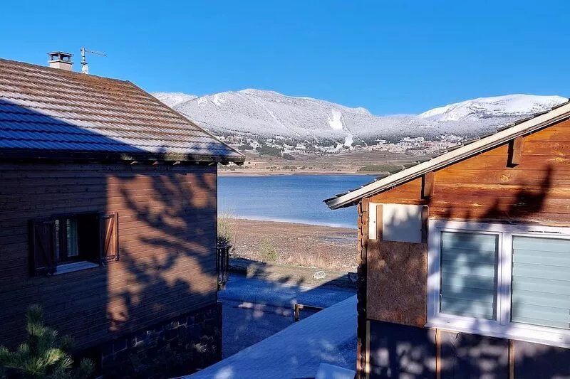 WOODEN CHALET FACING THE LAKE