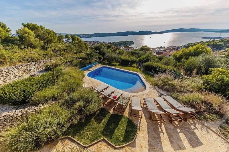 Villa with pool, no neighbours, walking distance to center, fantastic see view