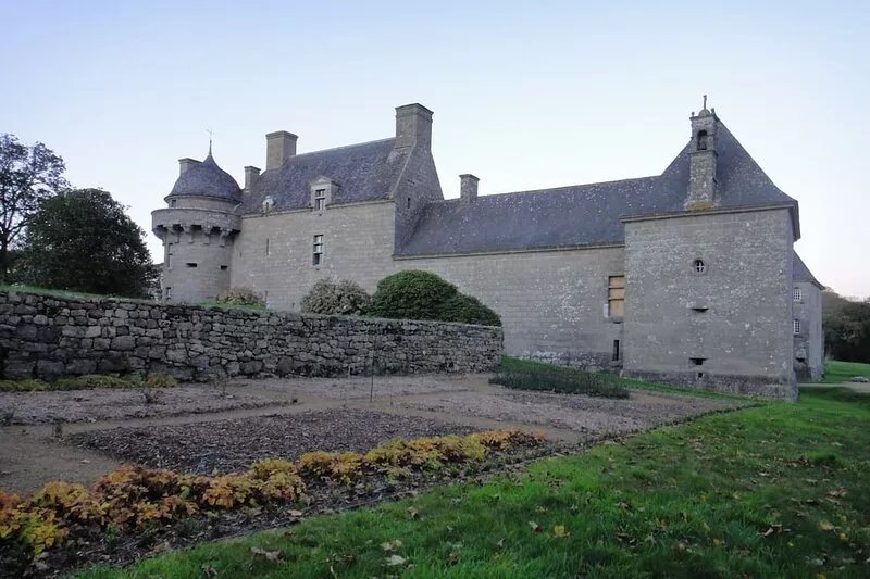 Small Breton house 2 steps from the sea with terrace and large garden.