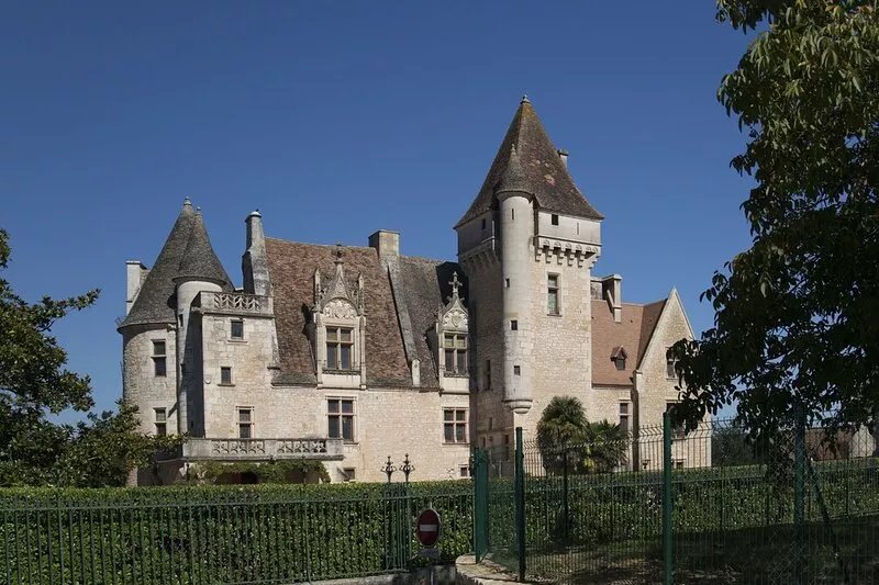 A beautiful period house sleeping 6 in a quiet hamlet overlooking The Dordogne