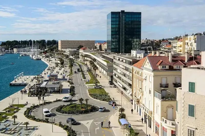 Apartment located on West Coast promenade, 5 minutes from Riva and Marjan Hill.