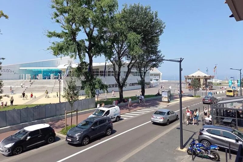 4-bed apartment facing Nausicaa with parking