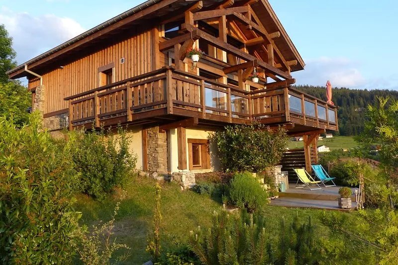 Chalet 'LE GRENIER', top of the range, lake view, close to ski slopes, SPA