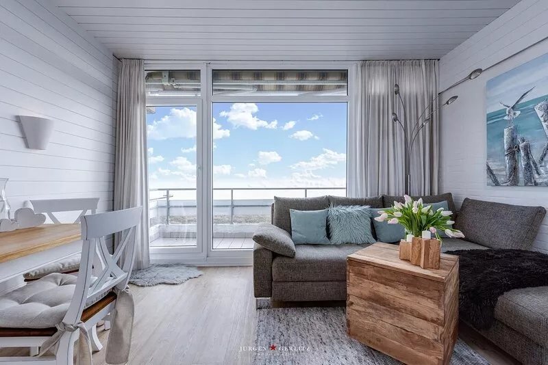 Relaxation in a prime location by the sea