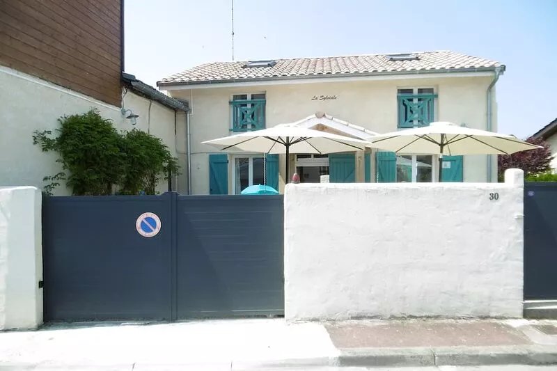 Cozy house in the city center, not far from the sea. Kind animal accepted.