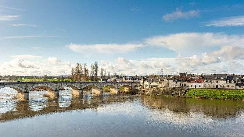 Luxury apartment overlooking the River Loire, close to Château and restaurants.